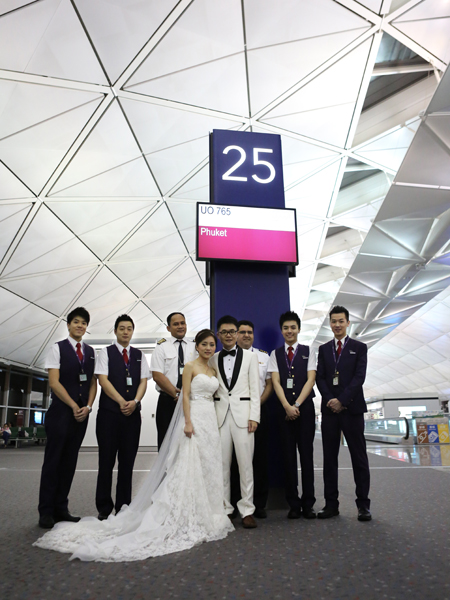 Photos: Couple ties the knot aboard a HK Express flight