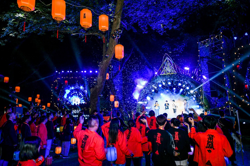 Photos: Taobao merchants hit Hangzhou streets in annual festival