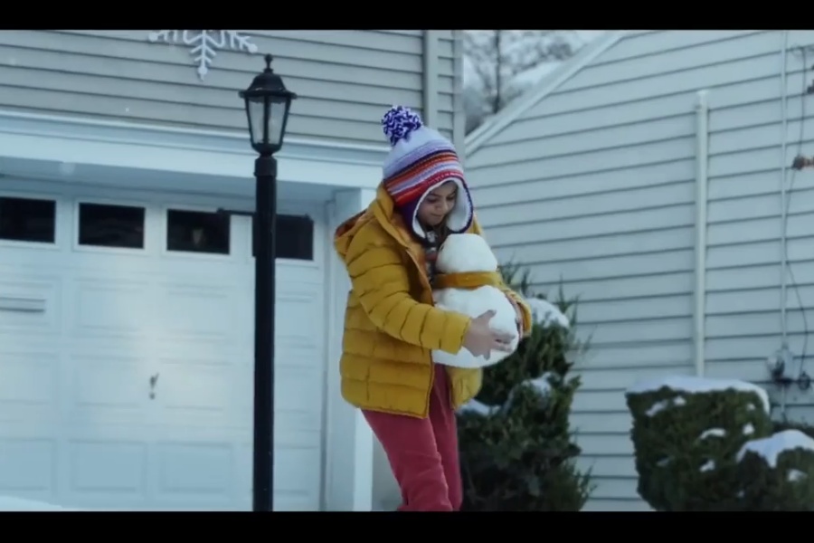 Apple holiday ad tugs on heartstrings—but not too tightly