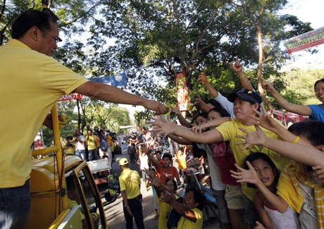 Fundraising or mud slinging. Politicians on social media. 