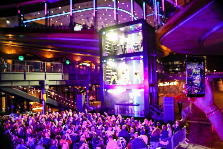 Samsung throws gig on stages optimised for smartphone video
