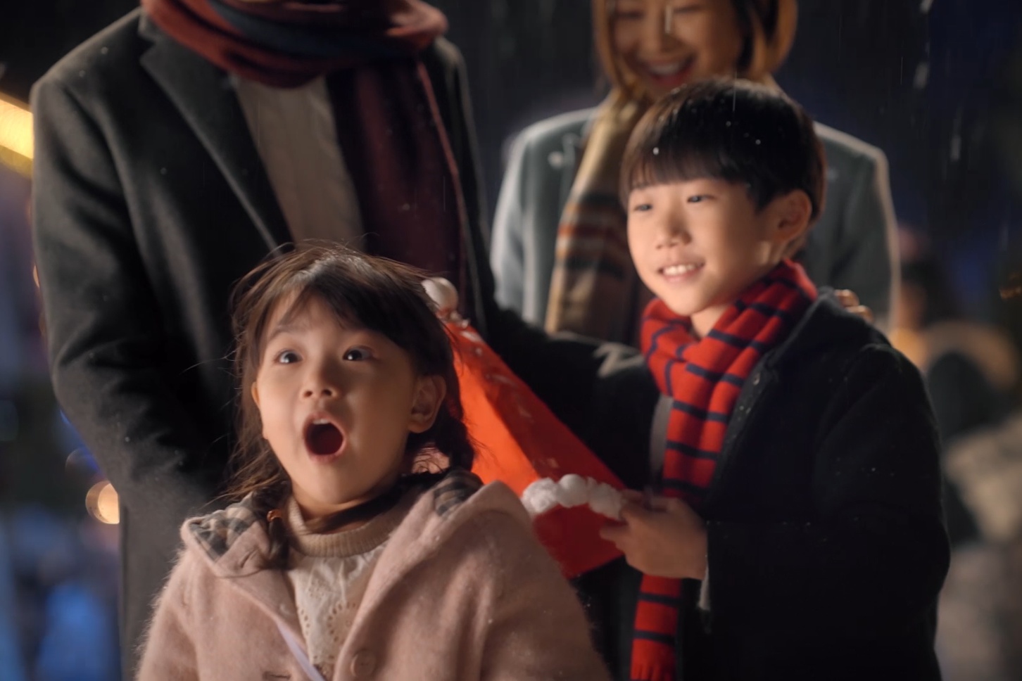 HK Disneyland tells a sweet sibling-Santa story
