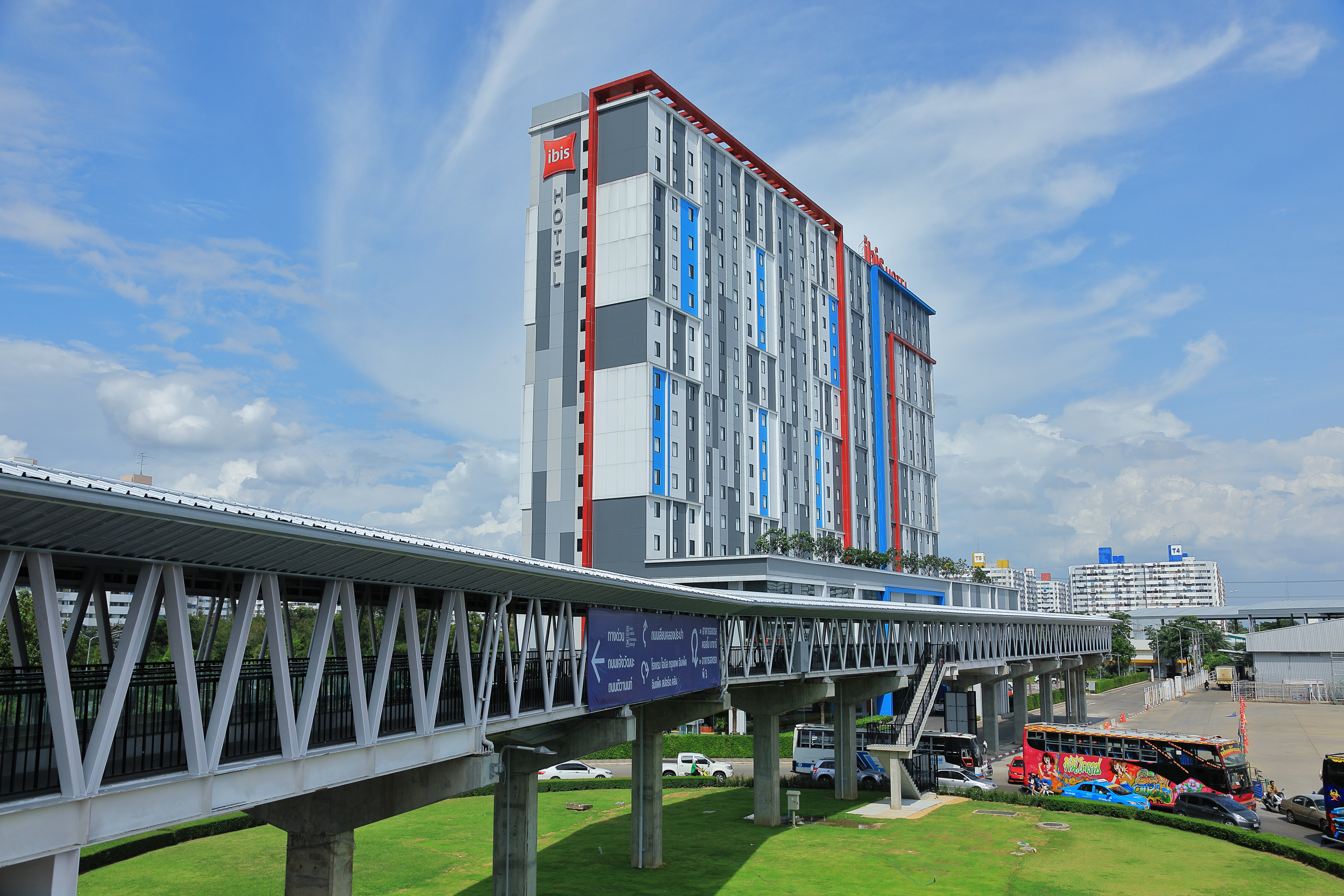 Impact Muang Thong Thani debuts new skybridge