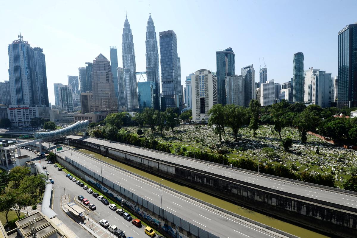 Malaysia weathers its first economic contraction in a decade