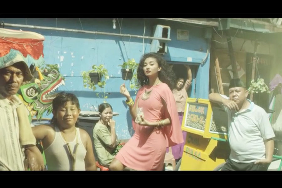 Online retailer brings catwalk to Indonesia's streets